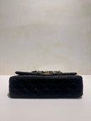 Sac à bandoulière Timeless Valentine Hearts en cuir lisse noir - Chanel