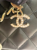 Sac à bandoulière Timeless Valentine Hearts en cuir lisse noir - Chanel