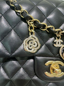 Sac à bandoulière Timeless Valentine Hearts en cuir lisse noir - Chanel