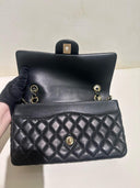 Sac à bandoulière Timeless Valentine Hearts en cuir lisse noir - Chanel
