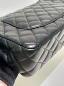 Sac à bandoulière Timeless Valentine Hearts en cuir lisse noir - Chanel