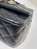 Sac à bandoulière Timeless Valentine Hearts en cuir lisse noir - Chanel