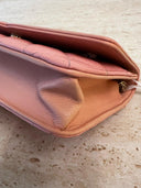 Sac à bandoulière Wallet-On-Chain Filigree en cuir caviar rose - Chanel