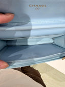 Sac à bandoulière Wallet-On-Chain en cuir lisse bleu - Chanel
