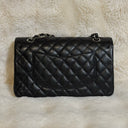 Sac à bandoulière Timeless 25 en cuir caviar noir - Chanel