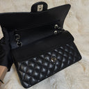 Sac à bandoulière Timeless 25 en cuir caviar noir - Chanel