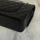 Sac à bandoulière Timeless 25 en cuir caviar noir - Chanel