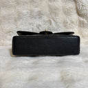 Sac à bandoulière Timeless 25 en cuir caviar noir - Chanel