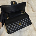Sac à bandoulière Timeless 25 en cuir caviar noir - Chanel