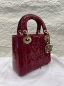 Sac à bandoulière Mini Lady Dior en cuir verni rouge - Christian Dior