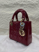 Sac à bandoulière Mini Lady Dior en cuir verni rouge - Christian Dior