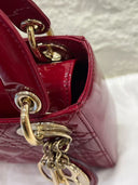 Sac à bandoulière Mini Lady Dior en cuir verni rouge - Christian Dior