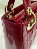 Sac à bandoulière Mini Lady Dior en cuir verni rouge - Christian Dior