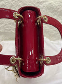 Sac à bandoulière Mini Lady Dior en cuir verni rouge - Christian Dior