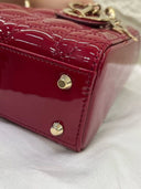 Sac à bandoulière Mini Lady Dior en cuir verni rouge - Christian Dior