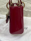 Sac à bandoulière Mini Lady Dior en cuir verni rouge - Christian Dior