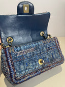 Sac à bandoulière Timeless mini en tweed bleu - Chanel