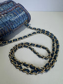 Sac à bandoulière Timeless mini en tweed bleu - Chanel