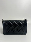 Sac à bandoulière Boy médium en cuir chevron noir - Chanel