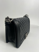Sac à bandoulière Boy médium en cuir chevron noir - Chanel