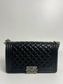 Sac à bandoulière Boy médium en cuir chevron noir - Chanel