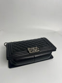 Sac à bandoulière Boy médium en cuir chevron noir - Chanel