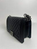Sac à bandoulière Boy médium en cuir chevron noir - Chanel