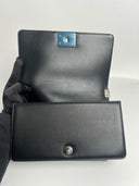 Sac à bandoulière Boy médium en cuir chevron noir - Chanel
