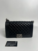 Sac à bandoulière Boy médium en cuir chevron noir - Chanel