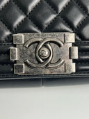 Sac à bandoulière Boy médium en cuir chevron noir - Chanel