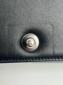 Sac à bandoulière Boy médium en cuir chevron noir - Chanel