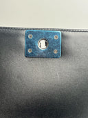 Sac à bandoulière Boy médium en cuir chevron noir - Chanel