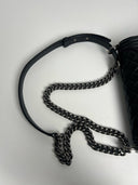 Sac à bandoulière Boy médium en cuir chevron noir - Chanel