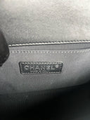 Sac à bandoulière Boy médium en cuir chevron noir - Chanel