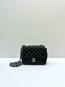 Sac à bandoulière Mini Timeless en cuir verni noir - Chanel