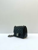Sac à bandoulière Mini Timeless en cuir verni noir - Chanel