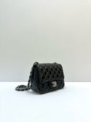 Sac à bandoulière Mini Timeless en cuir verni noir - Chanel