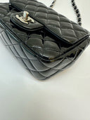 Sac à bandoulière Mini Timeless en cuir verni noir - Chanel