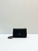 Sac à bandoulière Wallet-On-Chain en cuir lisse noir - Chanel