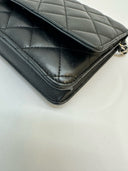 Sac à bandoulière Wallet-On-Chain en cuir lisse noir - Chanel