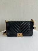 Sac à bandoulière Boy médium en cuir chevron noir - Chanel