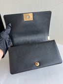 Sac à bandoulière Boy médium en cuir chevron noir - Chanel