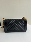 Sac à bandoulière Boy médium en cuir chevron noir - Chanel
