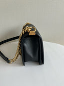 Sac à bandoulière Boy médium en cuir chevron noir - Chanel