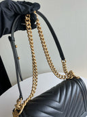 Sac à bandoulière Boy médium en cuir chevron noir - Chanel