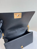 Sac à bandoulière Boy médium en cuir chevron noir - Chanel