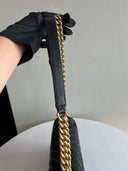 Sac à bandoulière Boy médium en cuir chevron noir - Chanel