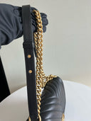 Sac à bandoulière Boy médium en cuir chevron noir - Chanel