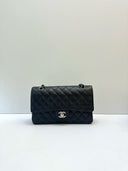 Sac à bandoulière Timeless 11.12 en cuir caviar noir - Chanel
