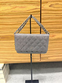 Sac à bandoulière Wallet-On-Chain en cuir verni gris - Chanel
